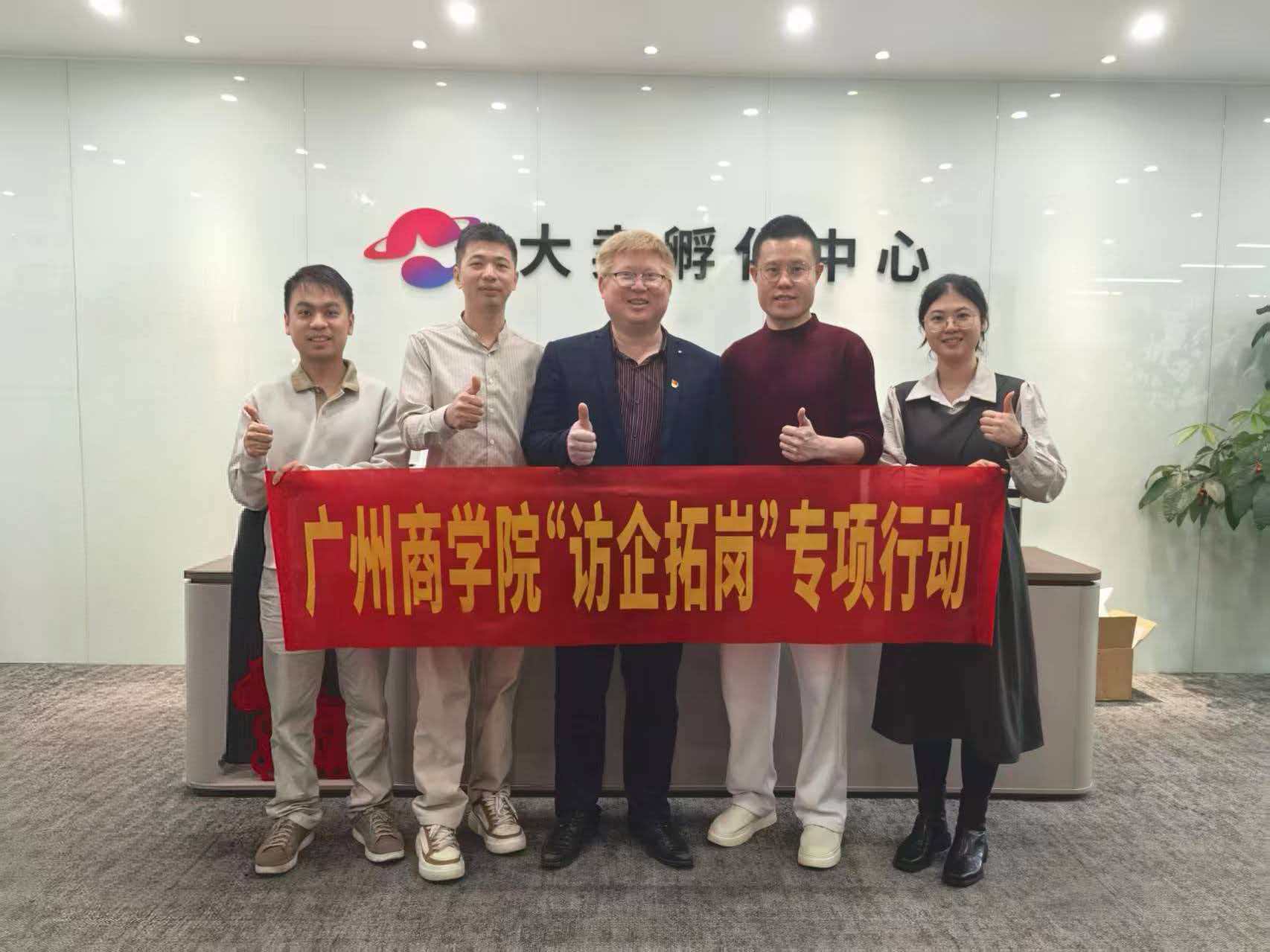 鲸象合影留恋.jpg