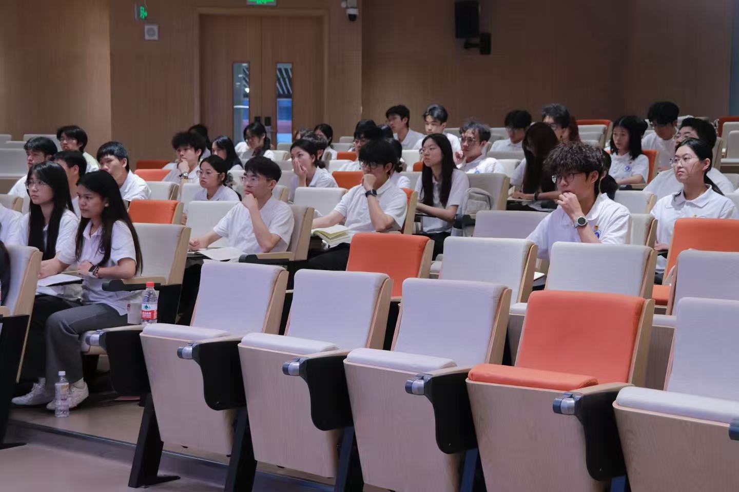 学员认真听讲.jpg